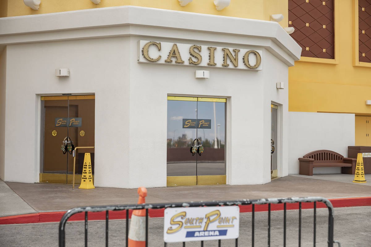 Una barrera y manijas encadenadas se ven en una entrada de South Point, Las Vegas, el lunes 20 ...