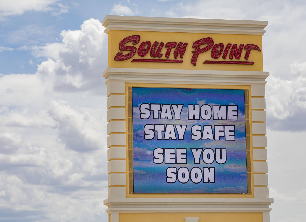 La marquesina electrónica de South Point dibuja un mensaje para quedarse en casa, en South Poi ...