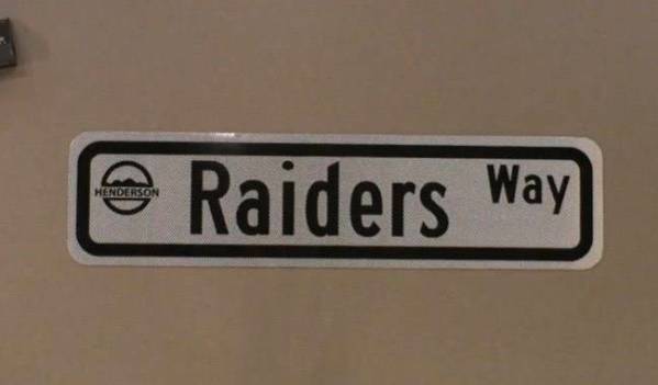 Una muestra de un letrero de Raiders Way. (Ciudad de Henderson)