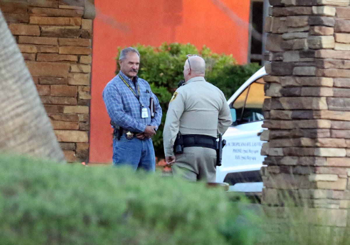 La policía de Las Vegas está investigando un homicidio después de que un hombre fuera encont ...