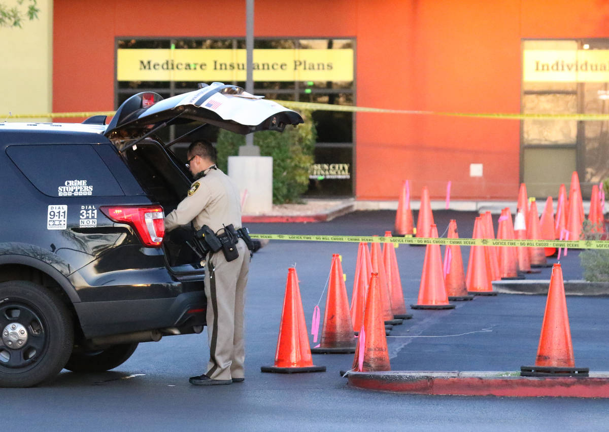 La policía de Las Vegas está investigando un homicidio después de que un hombre fuera encont ...