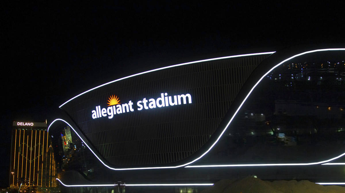 Las luces exteriores encendidas del Estadio Allegiant el martes, 21 de abril de 2020, en Las Ve ...