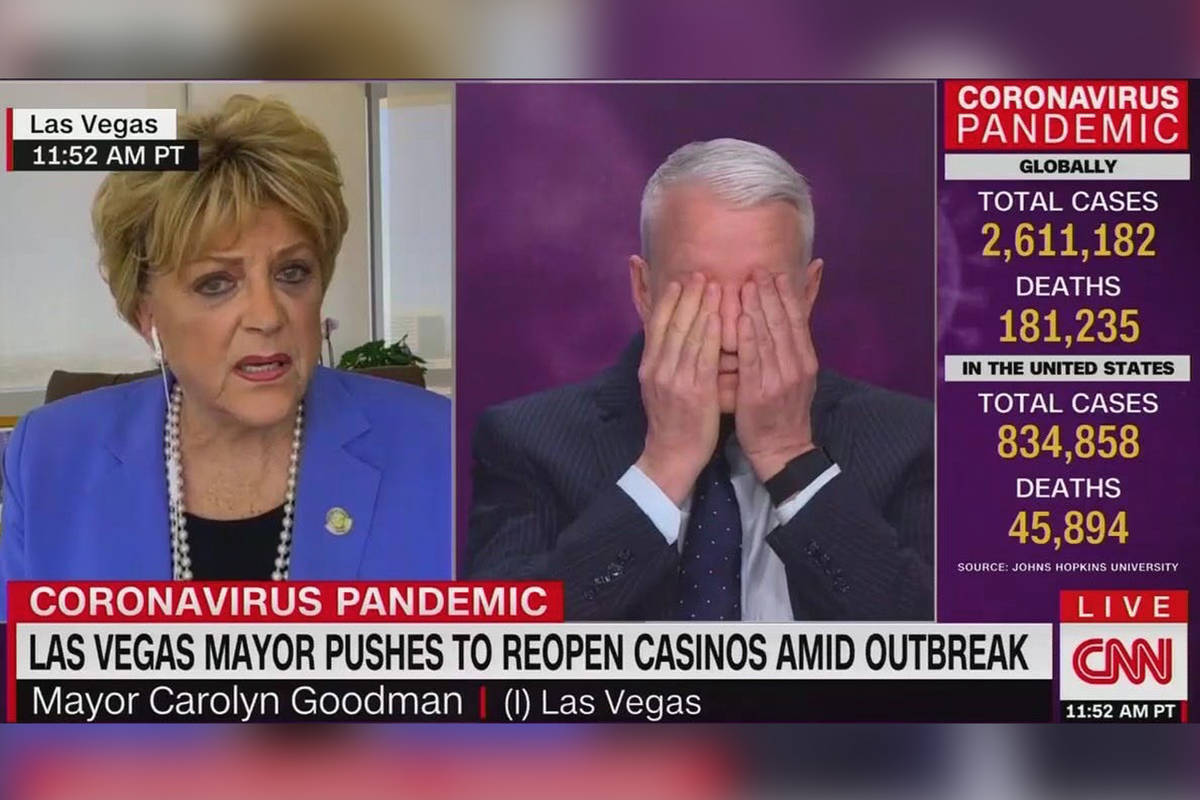 Anderson Cooper reacciona durante una entrevista con la alcaldesa de Las Vegas Carolyn Goodman ...