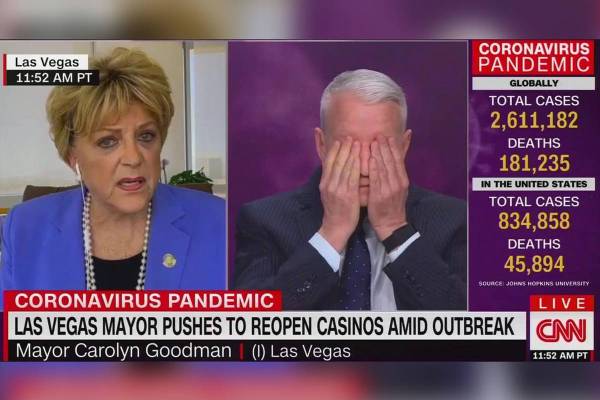 Anderson Cooper reacciona durante una entrevista con la alcaldesa de Las Vegas Carolyn Goodman ...