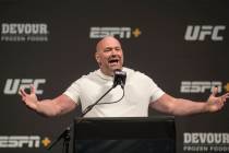 El presidente de la UFC, Dana White, se dirige a los medios de comunicación durante una confer ...