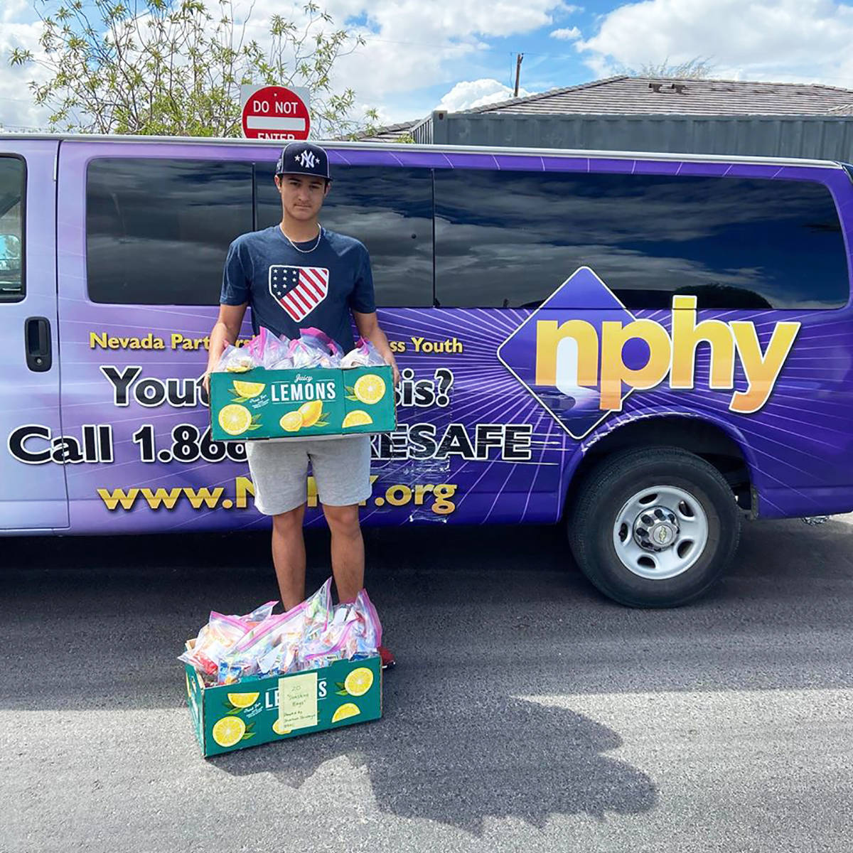 Los voluntarios de NPHY continúan trabajando para ayudar a niños y jóvenes sin hogar. [Foto ...