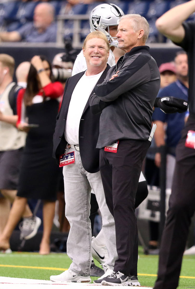 El propietario de los Oakland Raiders, Mark Davis, izquierda, y el gerente general, Mike Mayock ...