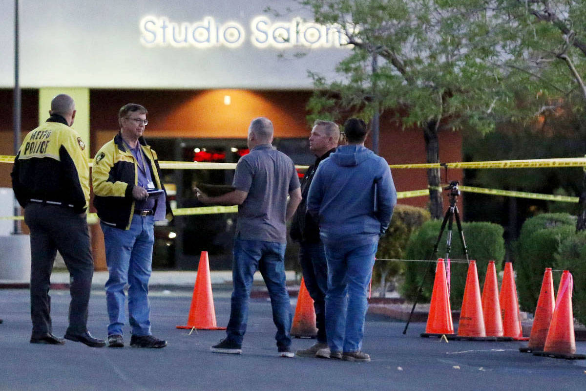 La policía de Las Vegas está investigando un homicidio después de que un hombre fuera encont ...