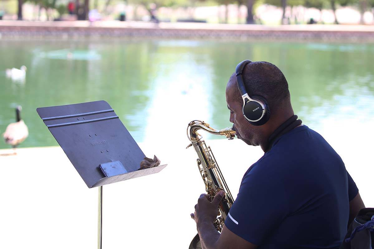 José Kuykendall, un enfermero de un hospital local, toca el saxofón durante un día soleado e ...