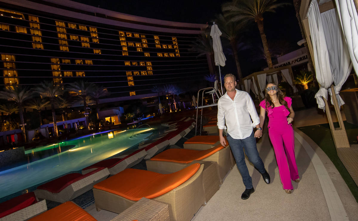 El empresario de Las Vegas, Kyle Markman, le propone matrimonio a Jillian López de Fox 5 en el ...