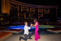El empresario de Las Vegas, Kyle Markman, le propone matrimonio a Jillian López de Fox 5 en el ...