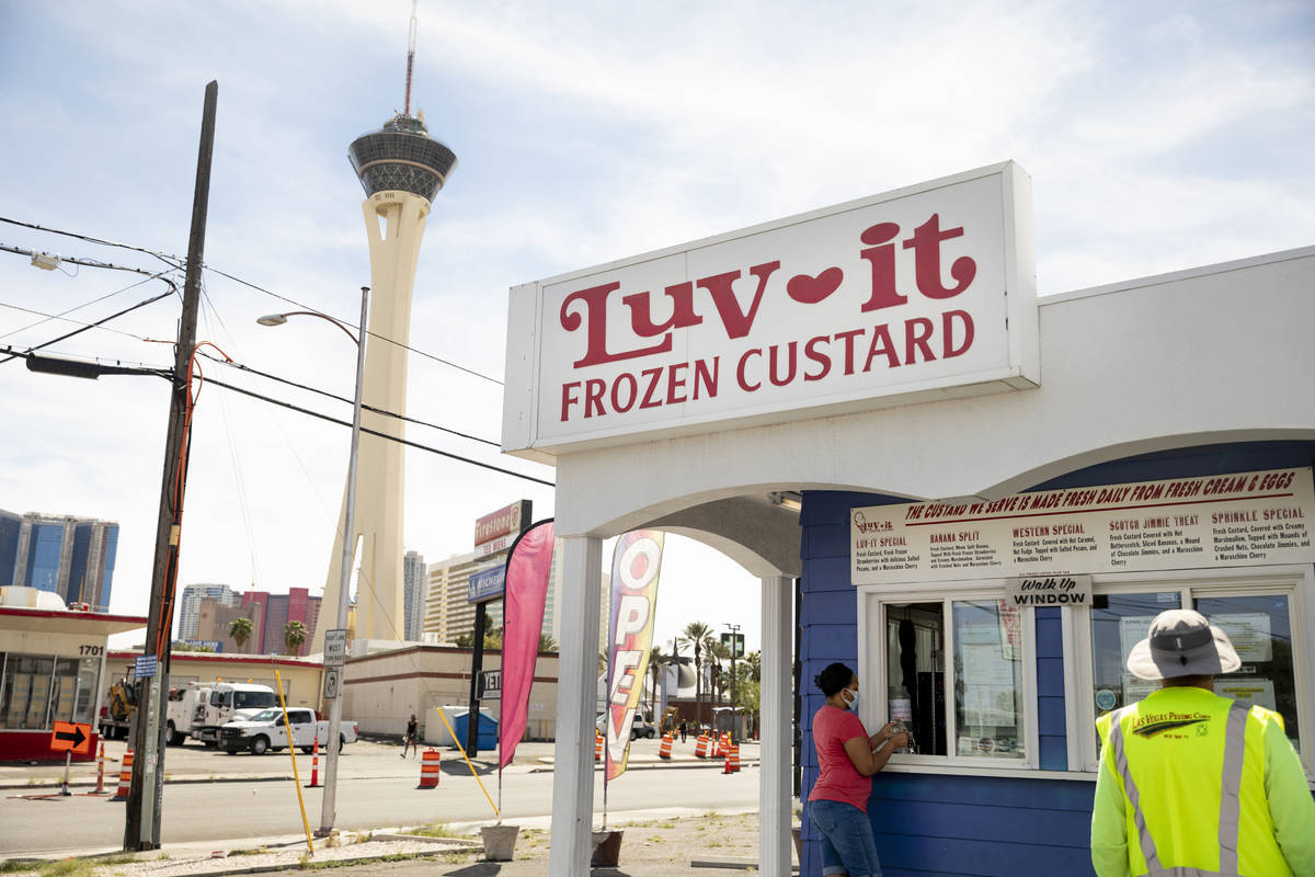 Las personas solicitan golosinas congeladas de Luv-It Frozen Custard en Las Vegas, el miércole ...