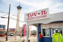 Las personas solicitan golosinas congeladas de Luv-It Frozen Custard en Las Vegas, el miércole ...