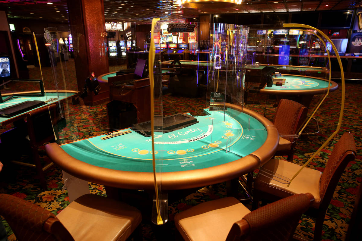 El prototipo de los divisores siendo probados en una mesa de blackjack en el casino de El Corte ...