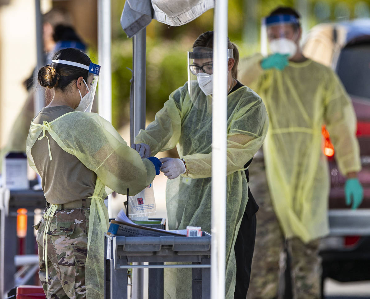 Miembros de la Guardia Nacional ayudan a la Facultad de Medicina de la UNLV a administrar las p ...