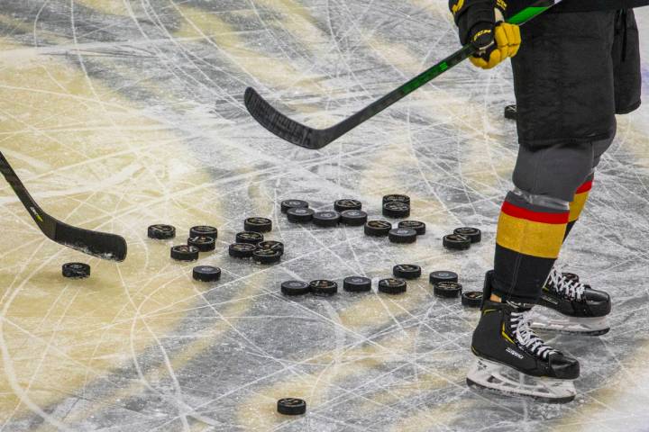 Los pucks se amontonan en el hielo mientras los Golden Knights de Las Vegas calientan antes del ...