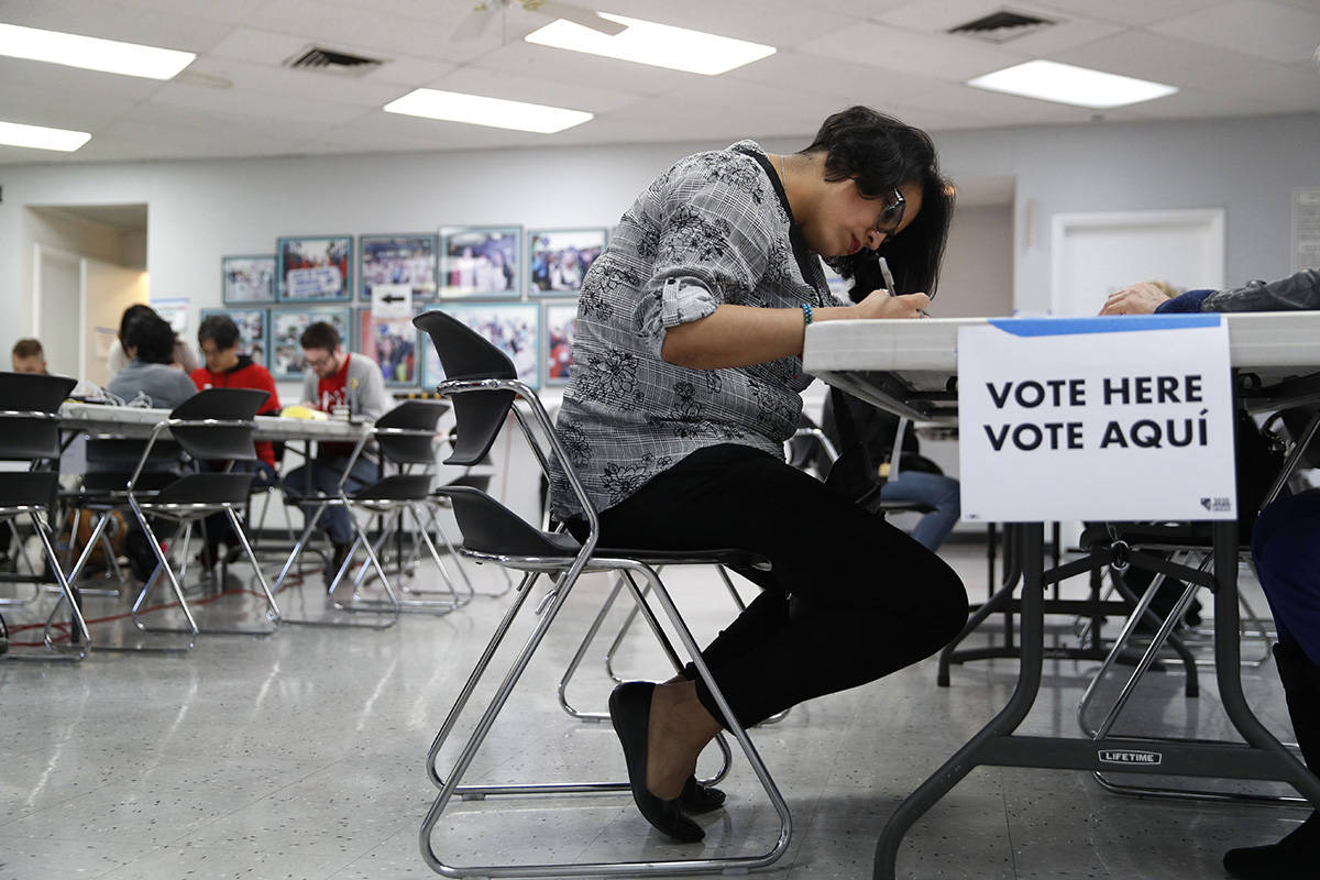 Una mujer vota en un lugar de votación anticipada en el salón del sindicato de trabajadores c ...