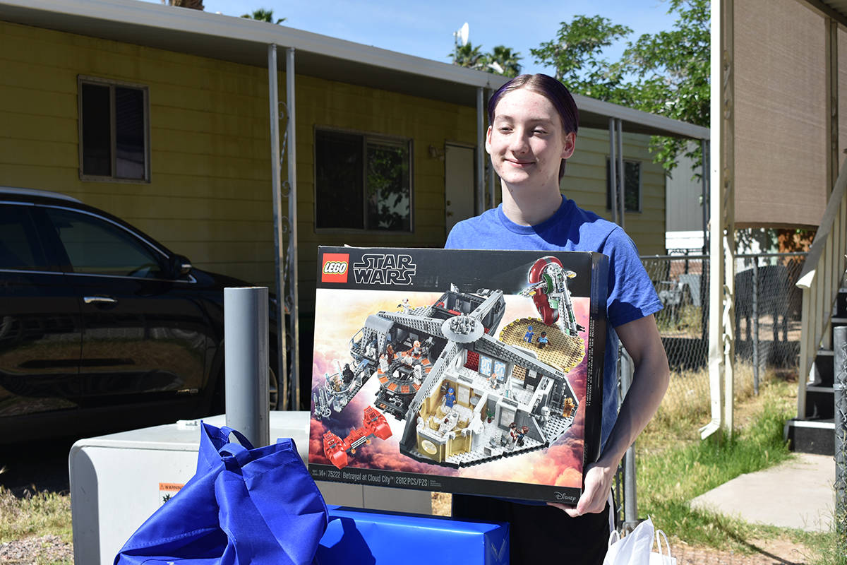 Evan, de 16 años, recibió múltiples obsequios LEGO por parte de la fundación Make-A-Wish. M ...