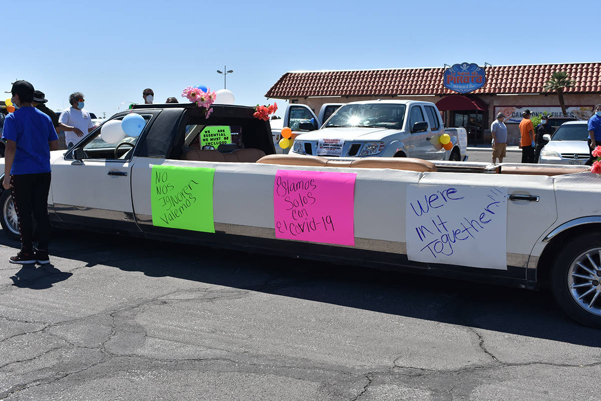 Los participantes de la caravana por el Día del Trabajo decoraron sus vehículos con globos y ...