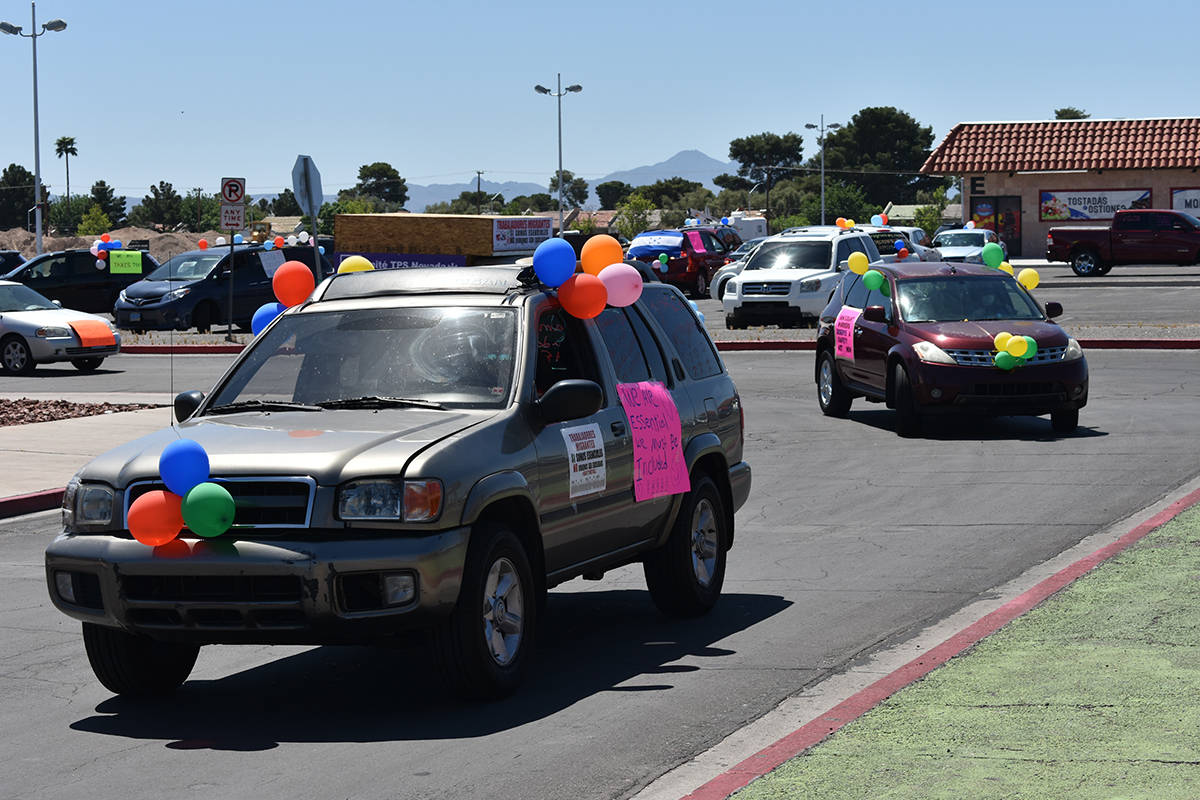 Los participantes de la caravana por el Día del Trabajo decoraron sus vehículos con globos y ...