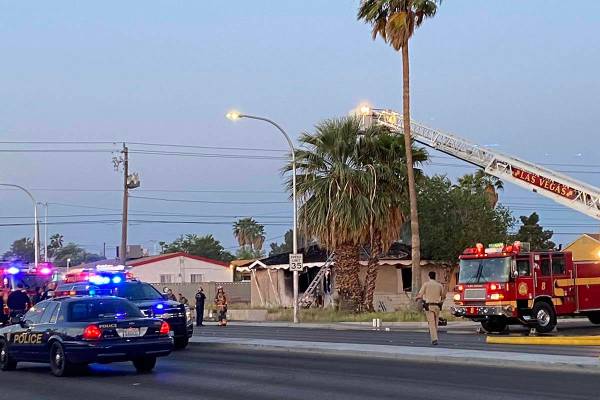 Incendio fatal de una casa en el este de Las Vegas el lunes, 4 de mayo de 2020. (Glenn Puit/Las ...