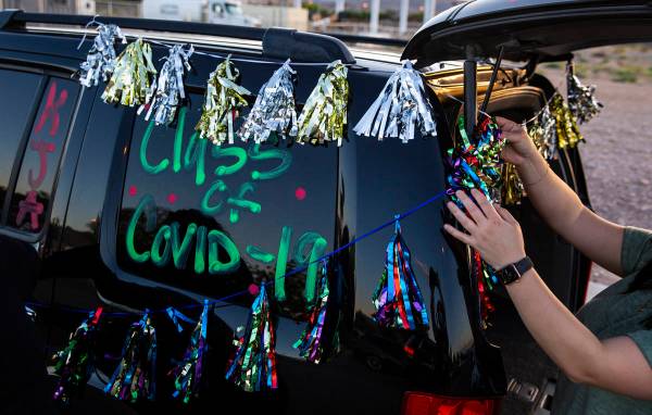 Vanessa Gálvez coloca las decoraciones antes del comienzo del desfile de Desert Oasis High Sch ...