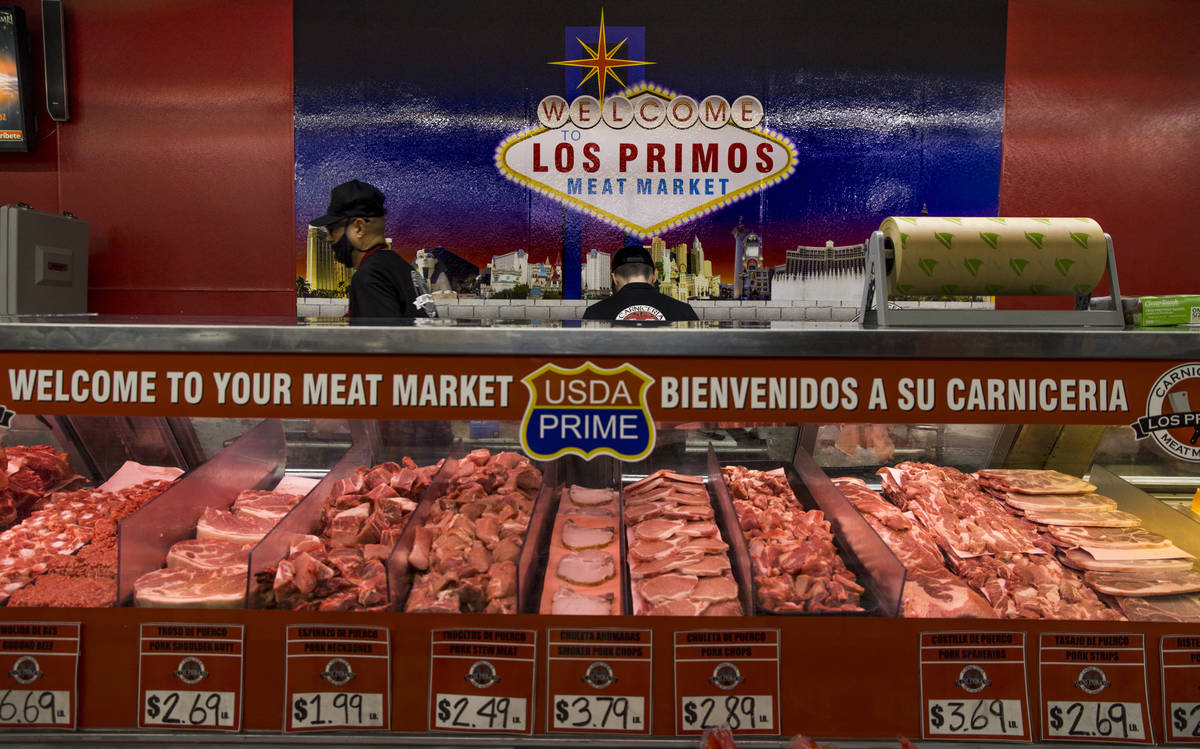 Muchos cortes finos de cerdo están todavía disponibles en el Mercado de Carne Los Primos el d ...