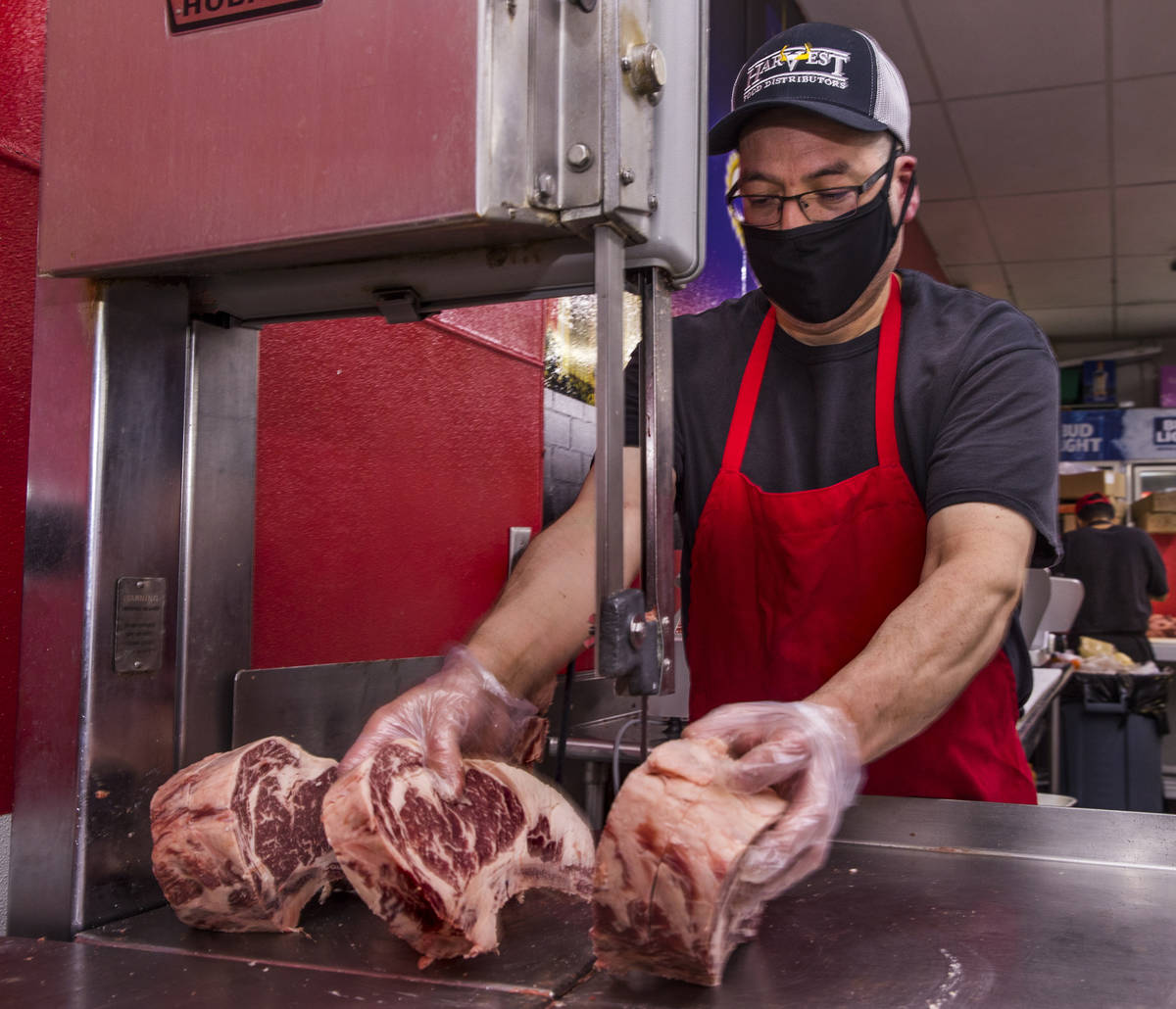 El dueño Óscar Nuno Sr., corta ribeye de carne en el Mercado de Carne Los Primos el domingo, ...