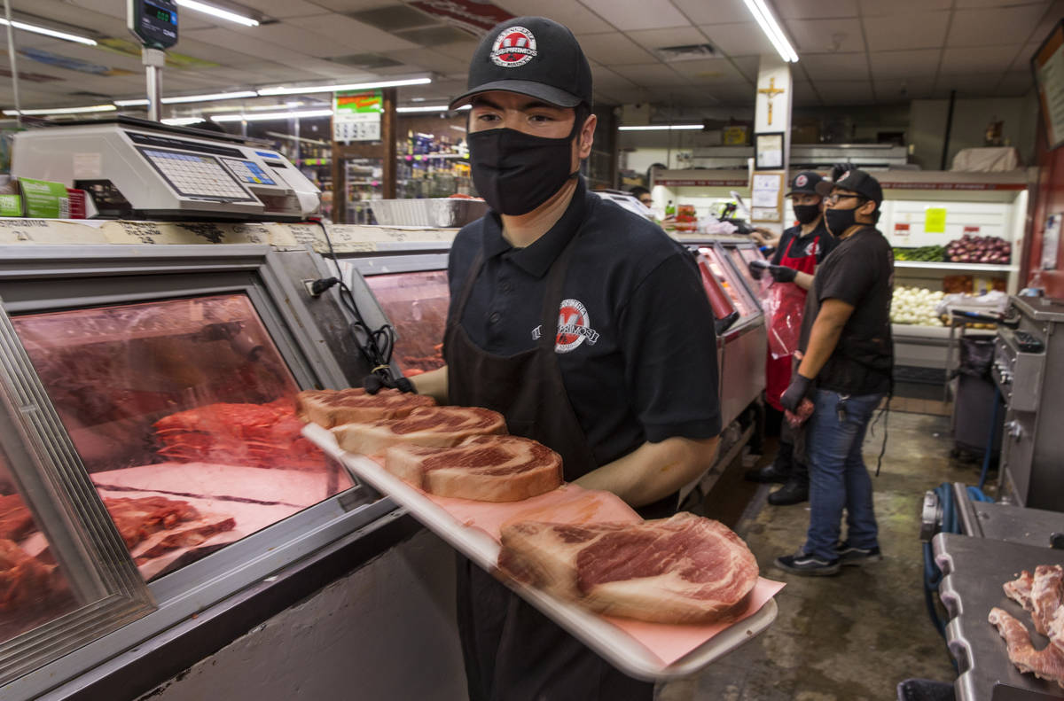 Joey Nuno acomoda un refrigerador de carne en el Mercado de Carne Los Primos el domingo, 3 de m ...