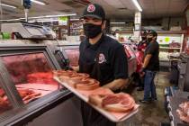 Joey Nuno acomoda un refrigerador de carne en el Mercado de Carne Los Primos el domingo, 3 de m ...