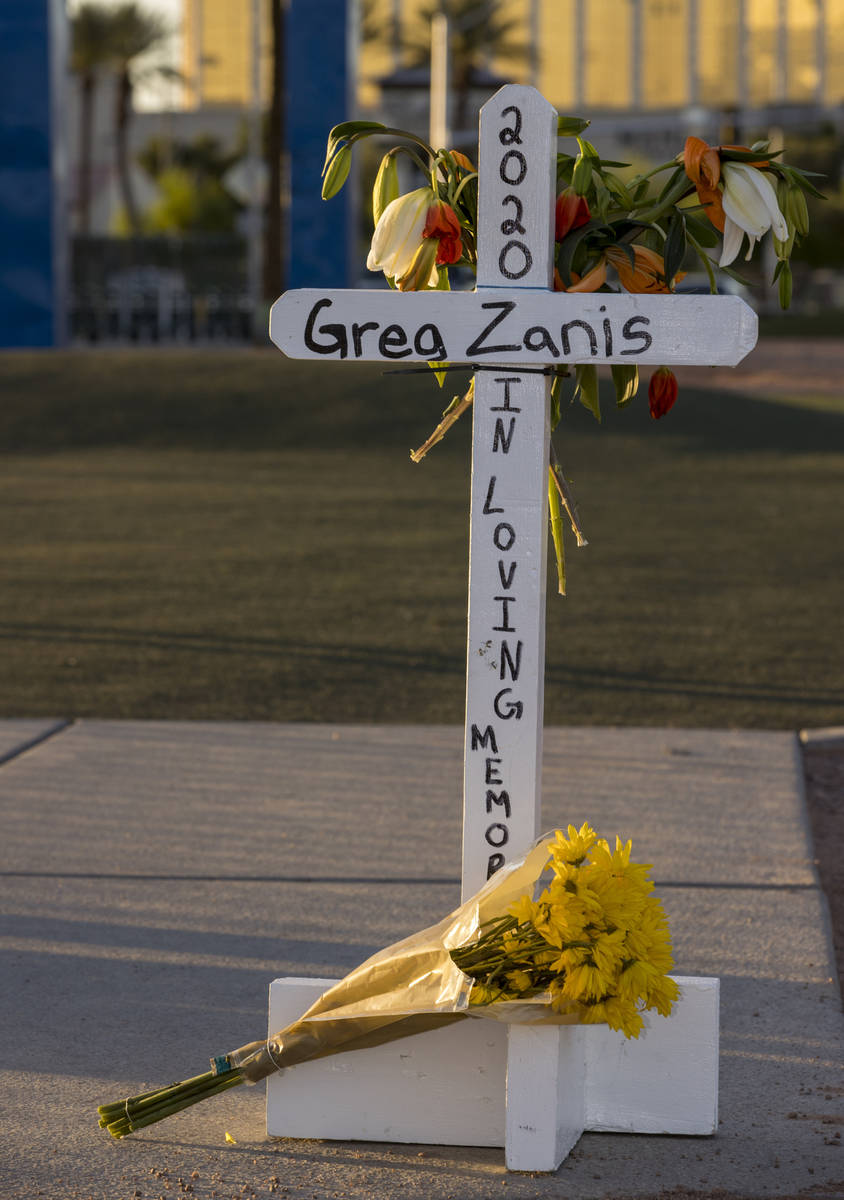 Cruces blancas para Greg Zanis en el letrero de "Welcome to Fabulous Las Vegas" el lunes, 4 de ...