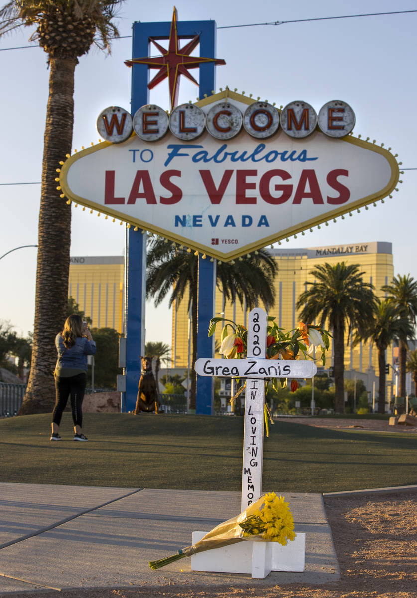 Cruces blancas para Greg Zanis en el letrero de "Welcome to Fabulous Las Vegas" el lunes, 4 de ...