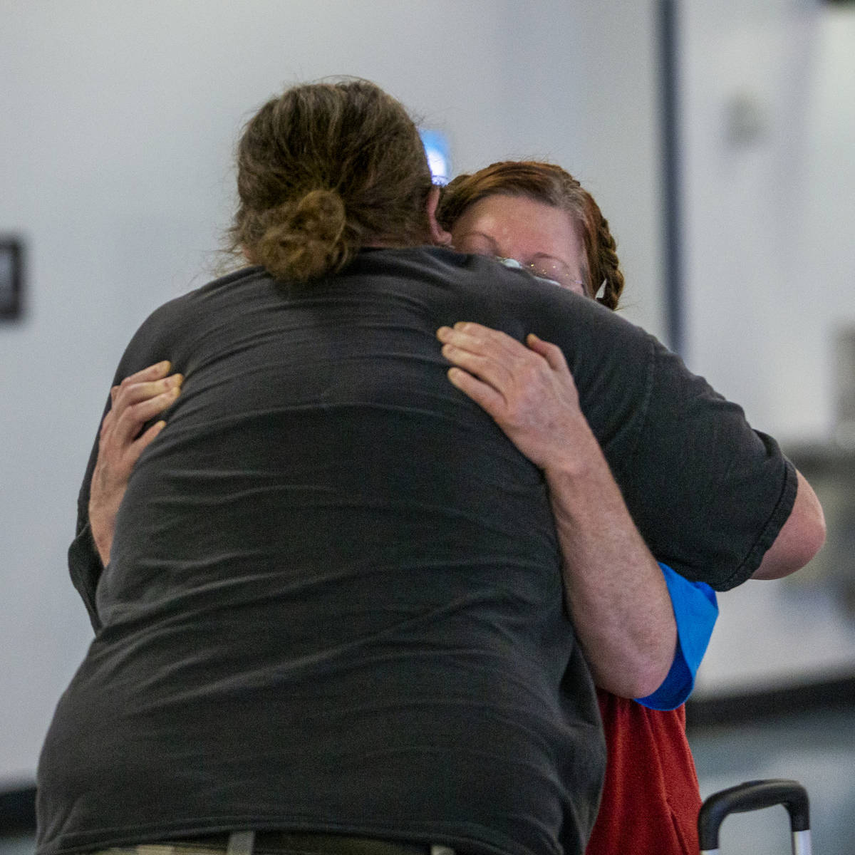 Jack Yowell abraza a su esposa Susan al salir de la Terminal 1 de reclamo de equipaje del Aerop ...