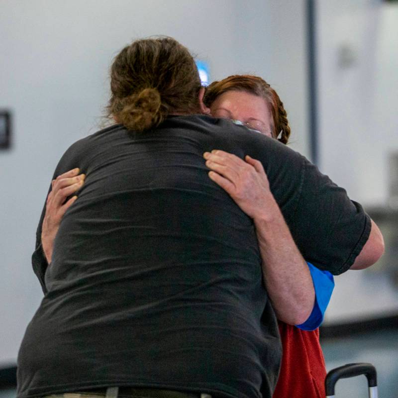Jack Yowell abraza a su esposa Susan al salir de la Terminal 1 de reclamo de equipaje del Aerop ...