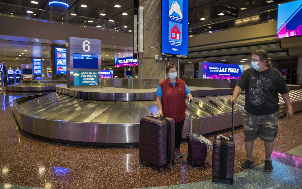 Susan Yowell y su marido Jack salen de la Terminal 1 de reclamo de equipaje del Aeropuerto Inte ...
