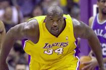 Shaquille O'Neal de los Lakers de Los Ángeles, centro, corre por la cancha después de anotar ...