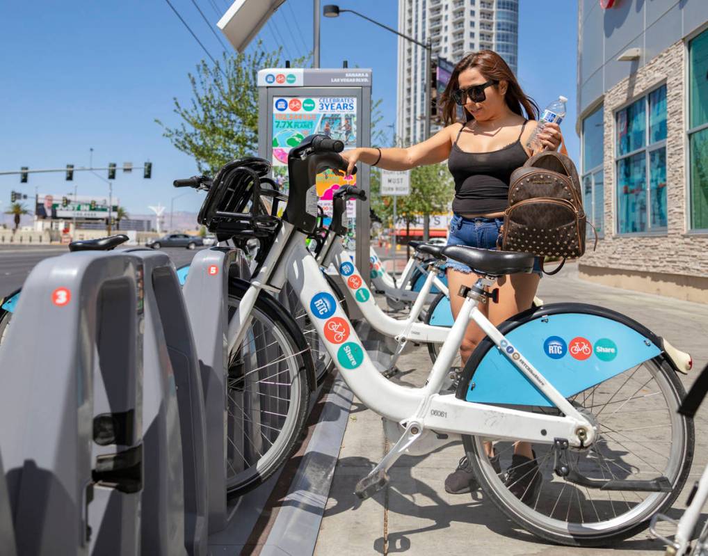 Maribel Leyva renta una bicicleta de RTC Bike Share en la avenida East Sahara y Blvd. Las Vegas ...