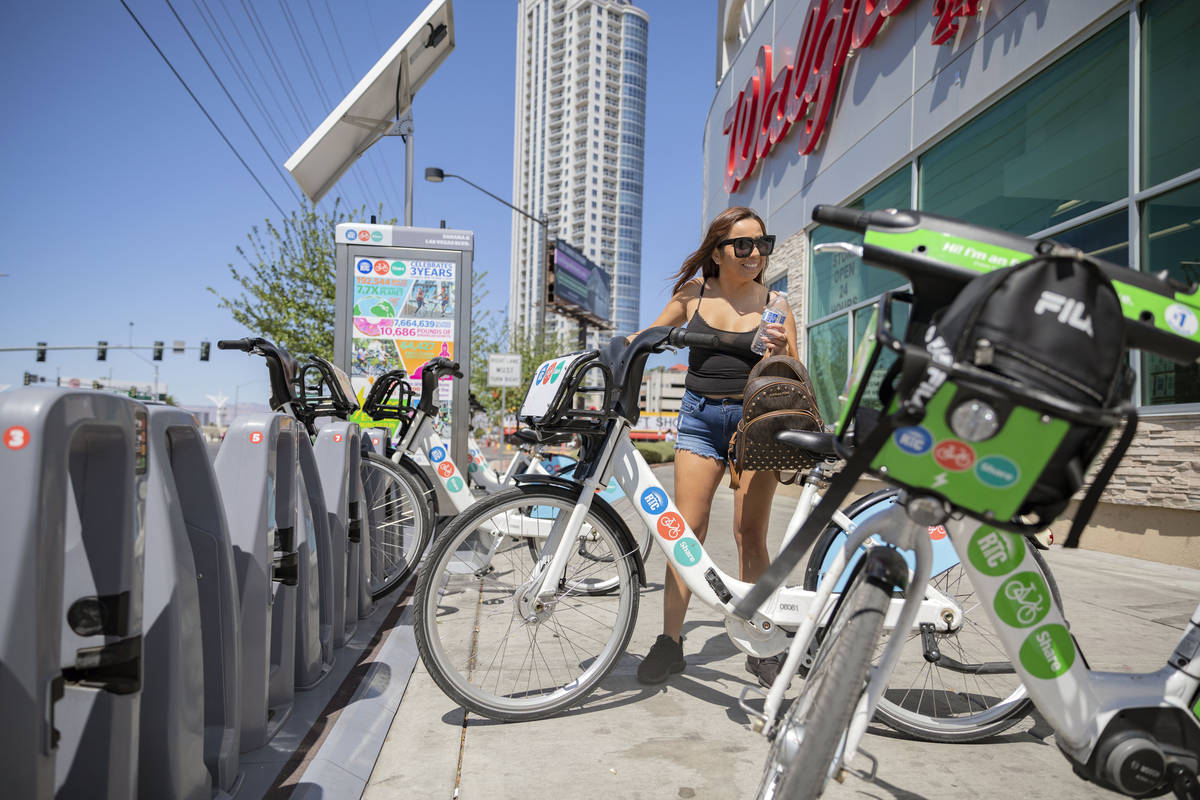 Maribel Leyva renta una bicicleta de RTC Bike Share en la avenida East Sahara y Blvd. Las Vegas ...