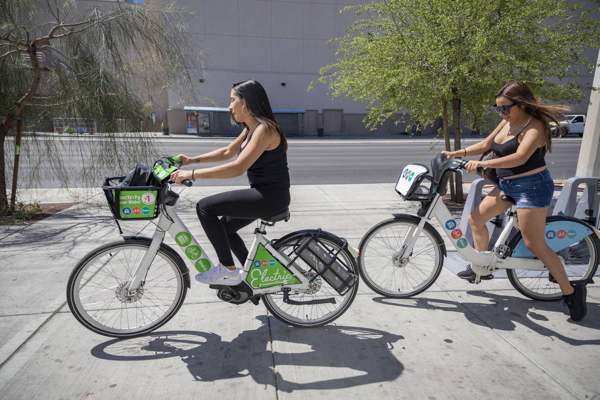 Reina Leyva, a la izquierda, y Maribel Leyva, usan RTC Bike Shares de la Avenida East Sahara, y ...