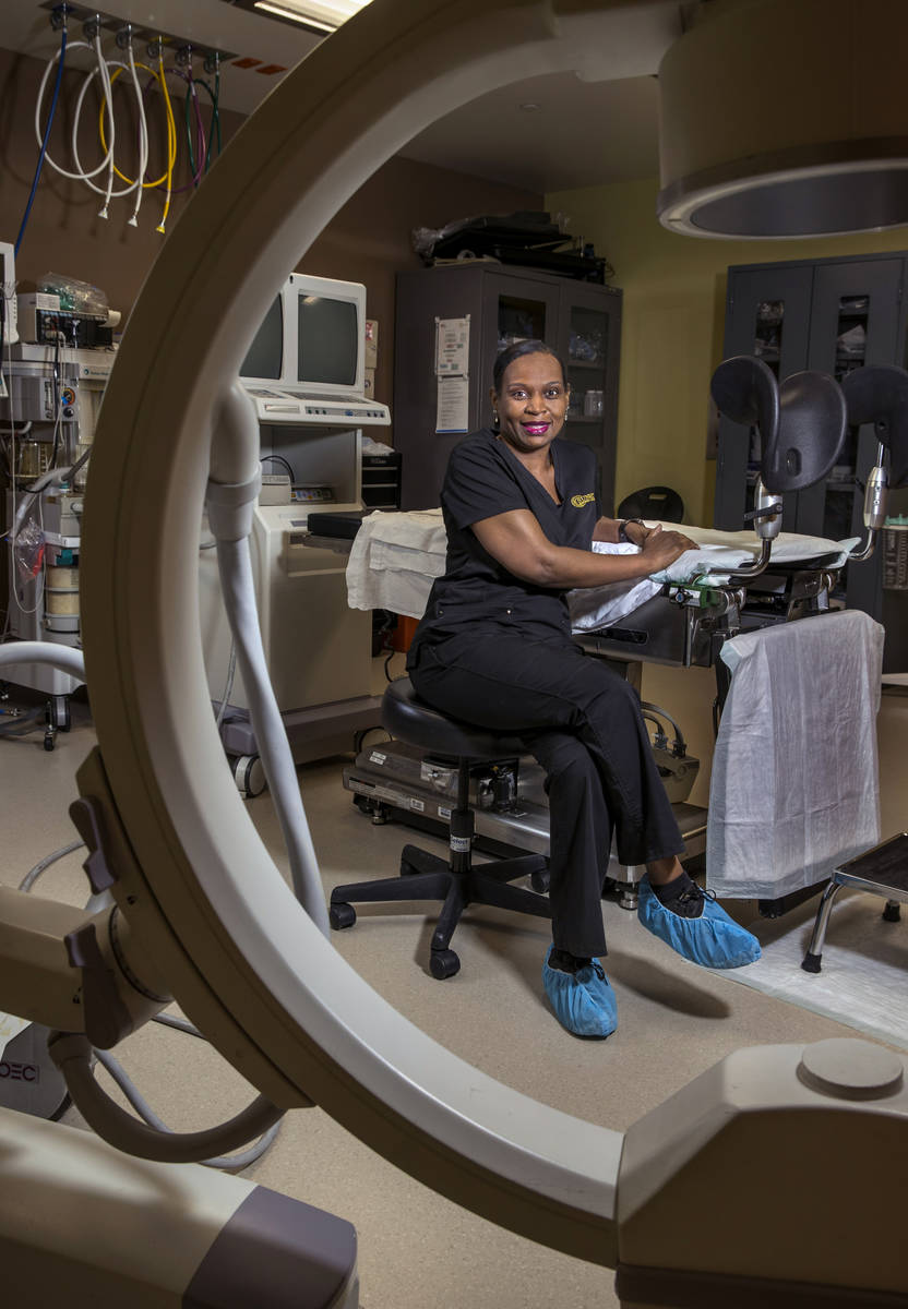 La enfermera Nita Peterson se sienta en la sala de cirugías del Centro de Fertilidad Red Rock ...