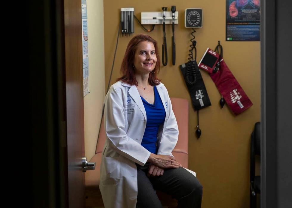 La enfermera practicante Denise Horvath en la oficina médica de Mountain View en Las Vegas. (B ...