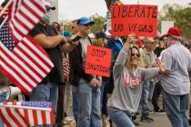 La manifestante Lauren Robison da la bienvenida a los que llegan a la protesta Re-Open Nevada e ...