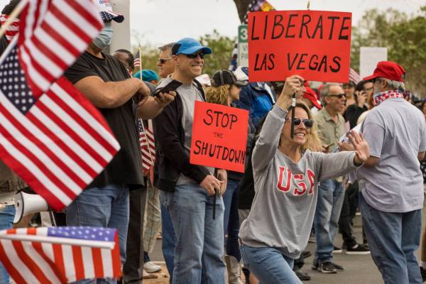 La manifestante Lauren Robison da la bienvenida a los que llegan a la protesta Re-Open Nevada e ...