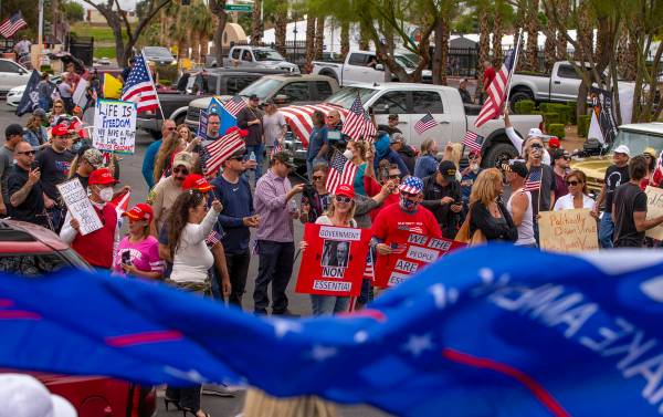 Los manifestantes cantan y dan la bienvenida a los que llegan a la protesta de Re-Open Nevada e ...