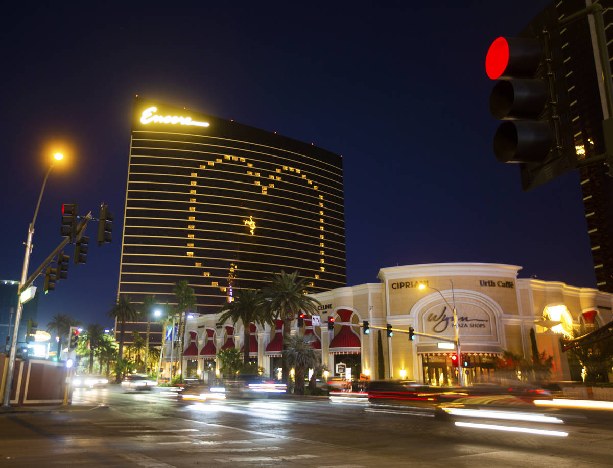 El tránsito en el Strip pasa por el hotel Encore que muestra el apoyo a Las Vegas durante la p ...