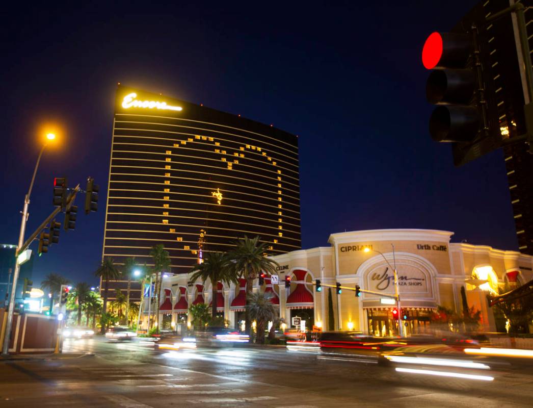 El tránsito en el Strip pasa por el hotel Encore que muestra el apoyo a Las Vegas durante la p ...