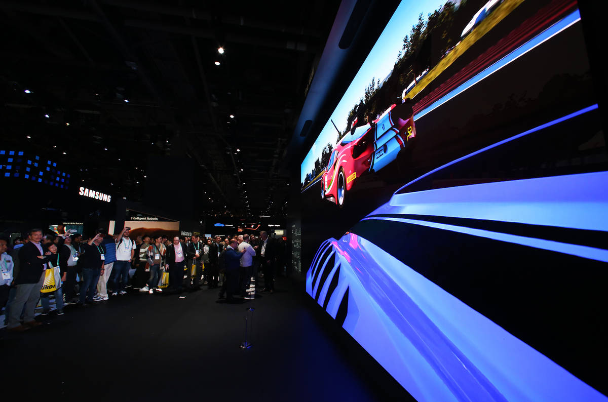 "The Wall", un televisor 8K de Samsung, se exhibe el martes, 7 de enero de 2020 en el Consumer ...