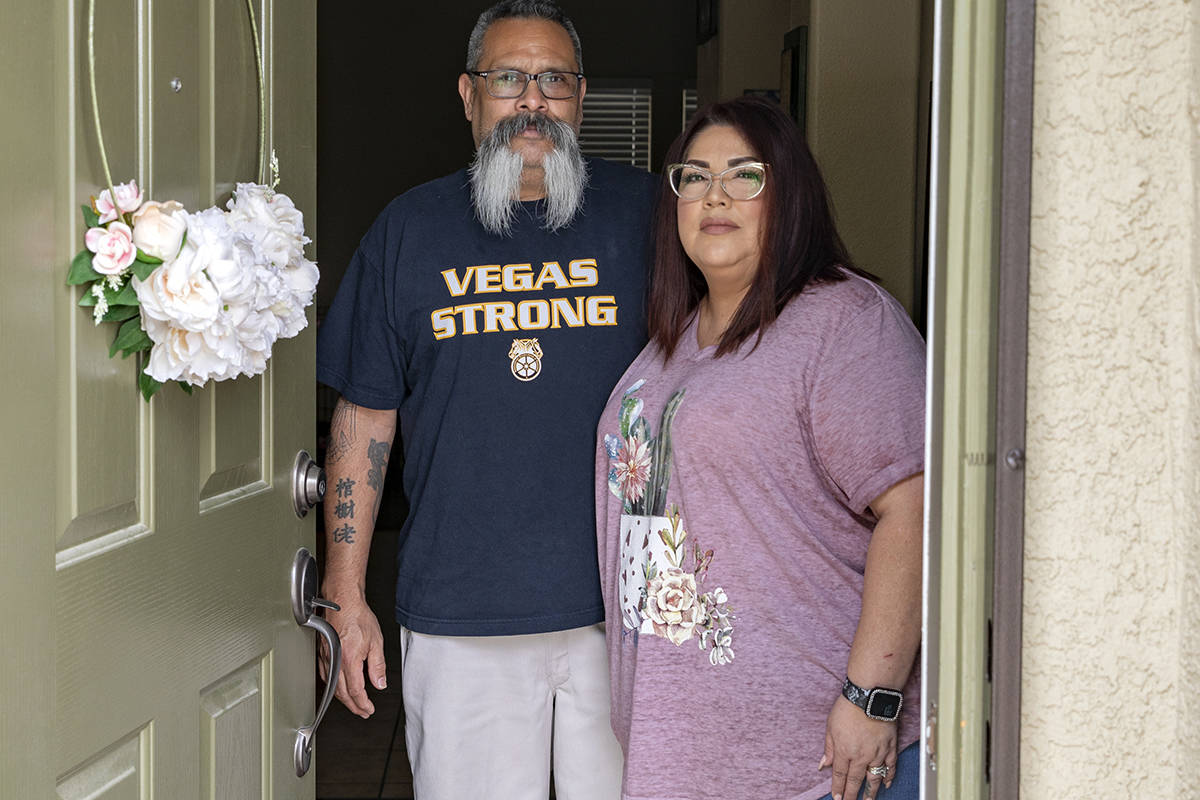 Brian y Mónica Ursua son fotografiados en su casa en North Las Vegas el jueves, 30 de abril de ...