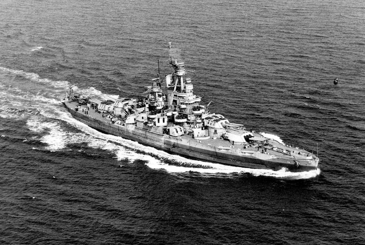 El USS Nevada en marcha frente a la costa del Océano Atlántico el 17 de septiembre de 1944, f ...