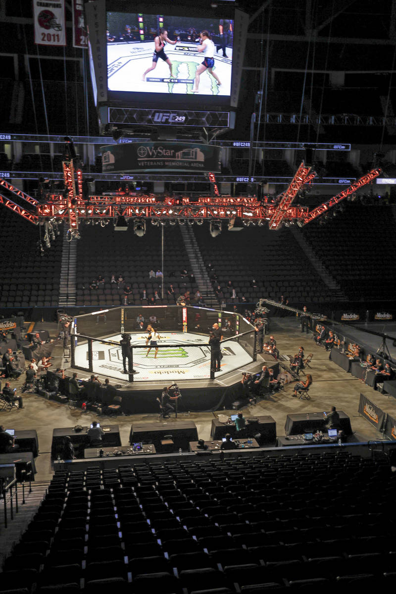 Los combatientes luchan sin espectadores durante un combate de artes marciales mixtas UFC 249 e ...